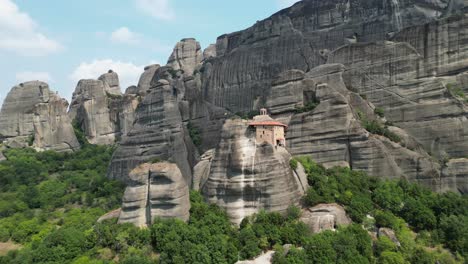 Monasterio-De-Meteora-Y-Montañas-En-Tesalia,-Grecia-Continental---Círculos-Aéreos-4k