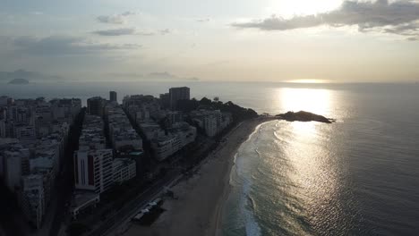 Eine-Ecke-Am-Strand-Von-Rio-De-Janeiro-Bei-Sonnenuntergang
