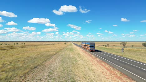 Ein-Lastzug,-Der-Longreach-Im-Westen-Von-Queensland-Verlässt