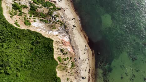 Overhead-drone-shot-of-the-shoreline-in-Martha's-Vineyard,-MA