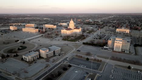 Edificio-Del-Capitolio-Del-Estado-De-Oklahoma-En-La-Ciudad-De-Oklahoma,-Oklahoma-Con-Video-De-Drones-Moviéndose-En-Plano-Amplio