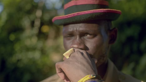 Afrikanischer-Krieger-Vom-Stamm-Der-Karamojong-Blickt-Direkt-In-Die-Kamera-In-Uganda,-Ostafrika-–-Nahaufnahme