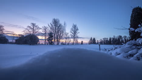 Zeitraffer-Von-Wolken,-Die-Bei-Sonnenuntergang-über-Eine-Schneebedeckte-Landschaft-Ziehen