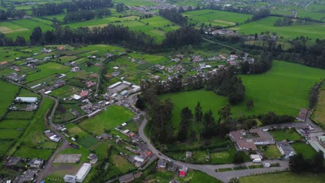 Barrio-Guitig-Pueblo-Rural-En-Ecuador-Comunidad-Agrícola-Paisaje-Drone