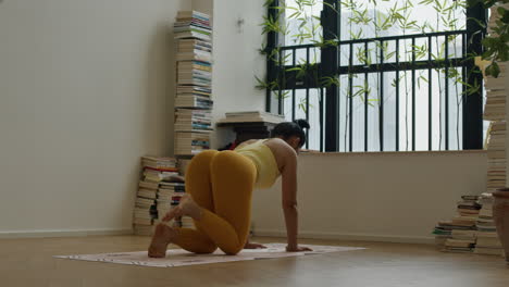 Junge-Asiatische-Frau-In-Gelber-Sportkleidung-Beim-Morgendlichen-Training-Im-Yoga,-Modernem-Apartment-Lifestyle
