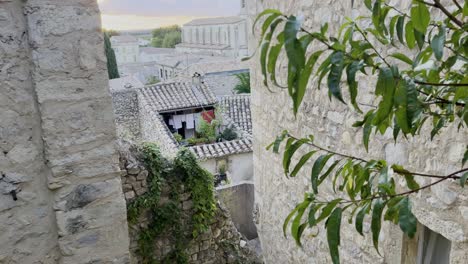 Blick-Auf-Ein-Kleines,-Schönes-Steinhaus-In-Frankreich-Zwischen-Hausdächern-Und-Etwas-Tiefstehender-Sonne-über-Dem-Französischen-Dorf