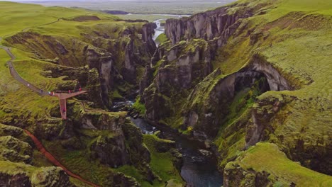 Große-Drohnenaufnahme-Von-Fjaðrárgljúfur,-Einer-Atemberaubenden-Schlucht-In-Island-Im-Sommer