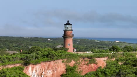 Mittlere-Drohnenaufnahme-Des-Gay-Head-Lighthouse-In-Massachusetts