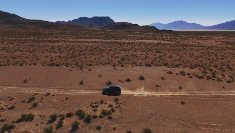 Fahren-Eines-Schwarzen-Autos-Auf-Einer-Unbefestigten-Wüstenstraße-Im-Gelände-In-Nevada-In-Der-Nähe-Des-Death-Valley