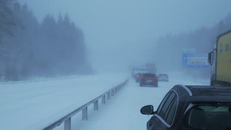 Too-strong-a-blizzard-on-the-right-side-of-the-road,-cars-are-stuck-in-a-traffic-jam
