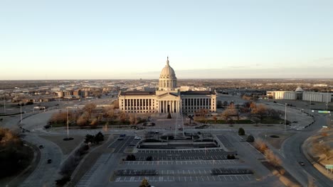 Edificio-Del-Capitolio-Del-Estado-De-Oklahoma-En-La-Ciudad-De-Oklahoma,-Oklahoma-Con-Video-De-Drones-Moviéndose-De-Izquierda-A-Derecha