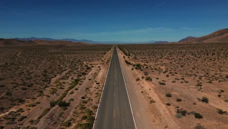 Carretera-Del-Desierto-En-Nevada