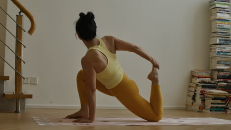 Frau-Praktiziert-Zu-Hause-Yoga-Workout-Fitnessübungen-In-Moderner-Gelber-Sportkleidung-Und-Einem-Gesunden-Lebensstil