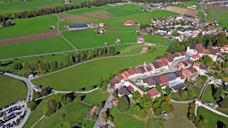 Die-Verborgenen-Reize-Der-Mittelalterlichen-Stadtlandschaft-Und-Des-Schlosses-Von-Gruyère-In-Der-Schweiz-–-Epische-Drohnenansichten