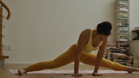 Gesundes-Leben-Workout-Routine,-Asiatisches-Hübsches-Mädchen,-Das-Beine-Auf-Einer-Yogamatte-In-Ihrem-Apartmentzimmer-Streckt
