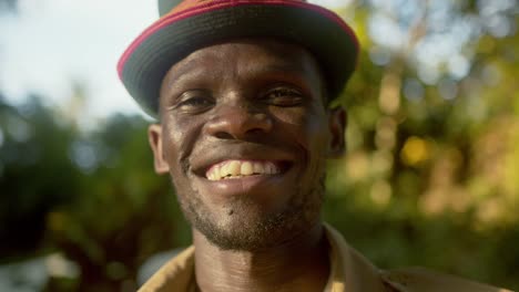 Afrikanischer-Mann-Aus-Karamoja-Lächelt-In-Die-Kamera-In-Uganda,-Afrika