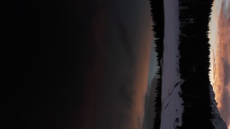 Bunter-Wolkiger-Himmel,-Der-Sich-Bei-Sonnenuntergang-In-Der-Wintersaison-über-Den-Palù-See-Spiegelt,-Valmalenco-In-Italien
