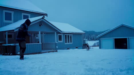 Mann-Und-Sein-Hund-Alaskan-Malamute-Spielen-Im-Schnee-–-Weitwinkelaufnahme