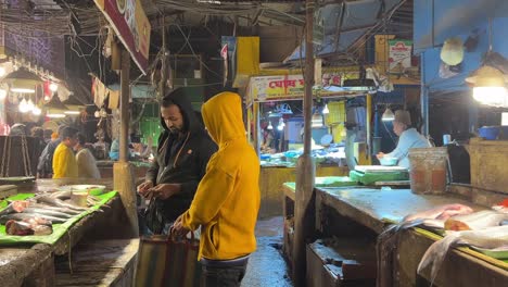 Statische-Aufnahme-Eines-Fischmarktes-Mit-Menschen,-Die-Nachts-Fisch-In-Kalkutta,-Indien,-Kaufen