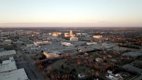 Edificio-Del-Capitolio-Del-Estado-De-Oklahoma-En-La-Ciudad-De-Oklahoma,-Oklahoma-Con-Drones-Moviéndose-En-Un-ángulo-Amplio