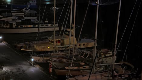Sportboote-Und-Yachten-Liegen-An-Den-Kais-Und-Schwanken-Nachts-Im-Starken-Wind