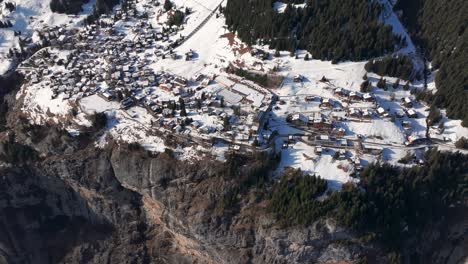 Luftaufnahme-Des-Kleinen-Schneebedeckten-Schweizer-Dorfes-Mürren