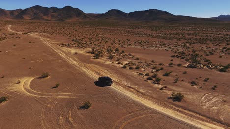 Auto-Fährt-Auf-Unbefestigter-Wüstenstraße-Im-Gelände-In-Nevada-In-Der-Nähe-Des-Death-Valley