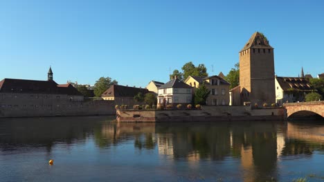 Die-Drei-Türme-Der-Ponts-Couverts-Mit-Blick-Auf-Die-Petite-France-Bilden-Eine-Verteidigungsanlage,-Die-Im-13.-Jahrhundert-Am-Fluss-Ill-In-Der-Stadt-Straßburg-In-Frankreich-Errichtet-Wurde