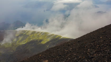 Revelación-épica-Del-Cráter-De-Un-Volcán-Activo-En-Evaporación-Durante-Un-Día-Nublado