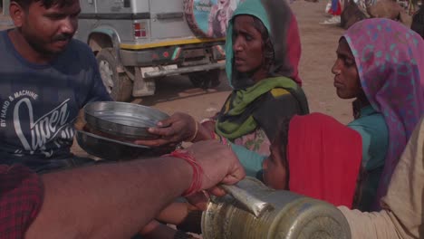 Freiwillige-Verteilen-Wasser-An-Durstige-Einzelpersonen-Und-Bedürftige-Familien