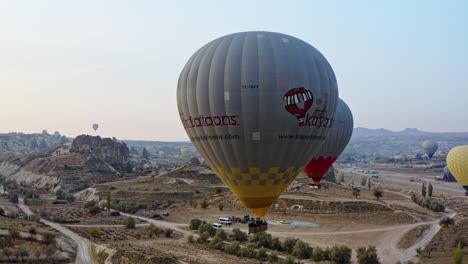 Heißluftballons-In-Der-Berglandschaft-Von-Kappadokien,-Türkei---Luftaufnahme