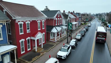 Old-historic-American-homes-on-busy-street