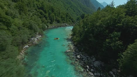 Touristen-Beim-Rafting-Auf-Dem-Smaragdgrünen-Wasser-Des-Flusses-Soca-In-Slowenien-–-FPV-Aus-Der-Luft