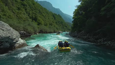 Rafting-En-El-Río-Alpino-De-Soca-Cerca-Del-Valle-De-Trenta-En-Los-Alpes-Julianos-En-El-Noroeste-De-Eslovenia