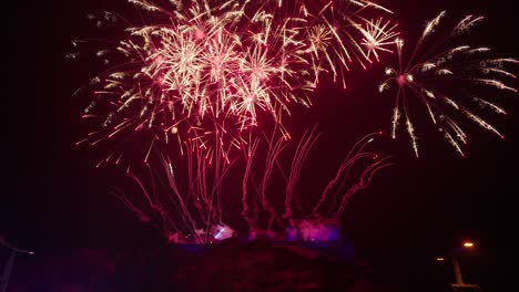 Feuerwerk-über-Edinburgh-Castle-Am-Neujahrstag-2024-In-Zeitlupe