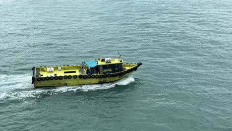 Draufsicht-Auf-Ein-Fahrendes-Boot,-Das-Auf-Dem-Meer-In-Singapur-Navigiert