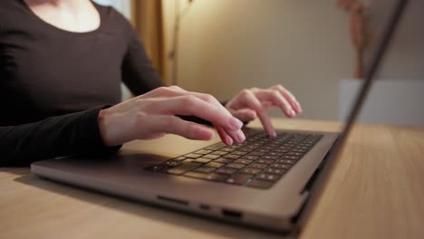 Mujer-Escribiendo-En-Una-Computadora-Portátil---Trabajando-Desde-Casa