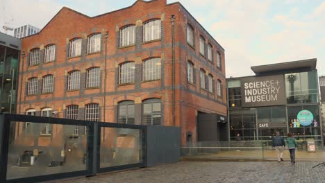 Vista-Exterior-Del-Museo-De-Ciencia-E-Industria-En-Manchester,-Inglaterra.