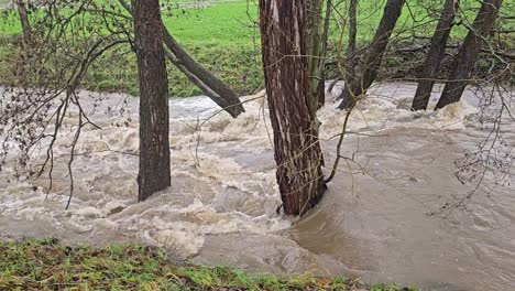 Nach-Dem-Sturm-Zeigt-Ein-Reißender-Fluss-Im-Mendener-Sauerland-Seine-Stärke