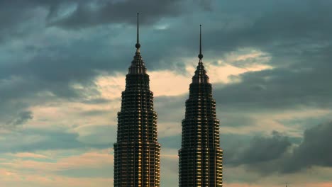 Nahaufnahme-Der-Petronas-Twin-Towers,-Zeitraffer,-Sich-Bewegende-Wolken,-Wahrzeichen-Von-Kuala-Lumpur,-Malaysia