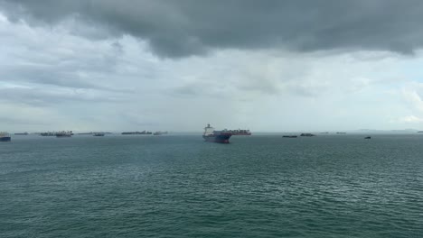 Bewölkte-Sicht,-Szene-Von-Schiffen-In-Der-Straße-Von-Singapur