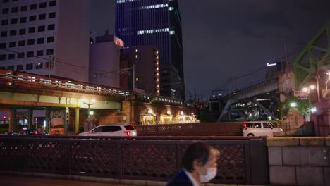 Statische-Zeitlupenaufnahme,-Als-Der-Nahverkehrszug-Von-Tokio-Am-Bahnhof-Ankommt