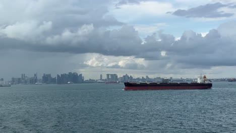 Sich-Langsam-Bewegende,-Wolkige-Ansichtsszene-Von-Schiffen-Vor-Dem-Hintergrund-Des-Stadtbildes-Von-Singapur