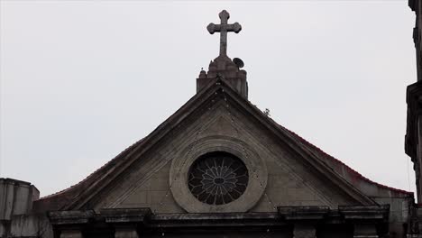 Cruz-Encima-De-Una-Iglesia-En-Manila-En-Filipinas-En-Un-Día-Nublado