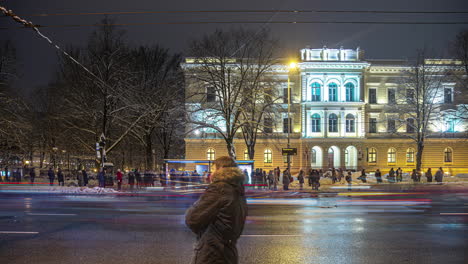 Night-shots-of-a-busy-boulevard-in-the-city-of-Riga,-Latvia