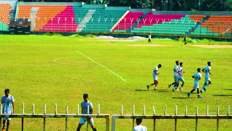 Equipo-De-Fútbol-De-Bangladesh-Corriendo-Por-El-Campo-Haciendo-Wam-Antes-Del-Partido
