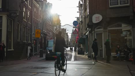 Calle-Amsterdam-En-Contraluz-Con-Una-Furgoneta-Y-Un-Hombre-En-Bicicleta-Conduciendo