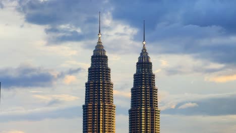 Petronas-Twin-Towers-Zeitraffer,-Sich-Bewegende-Wolken,-Kuala-Lumpur,-Malaysia
