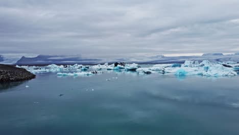 Amplia-Toma-De-Drones-De-Jökulsárlón,-La-Famosa-Laguna-Glaciar-En-Islandia
