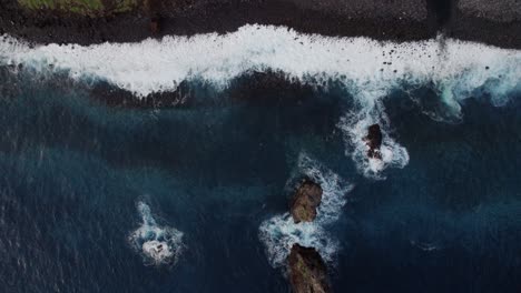 Luftaufnahme-Von-Oben-Mit-Dröhnenden-Meereswellen,-Die-Auf-Einen-Felsigen-Strand-Auf-Madeira-Treffen